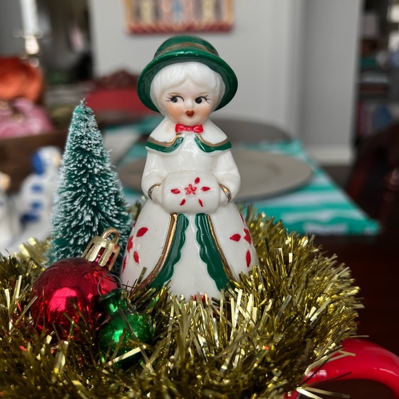 Christmas Lady Handmade Vintage Christmas Vignette/Diorama Decoration - Picture 2 of 10